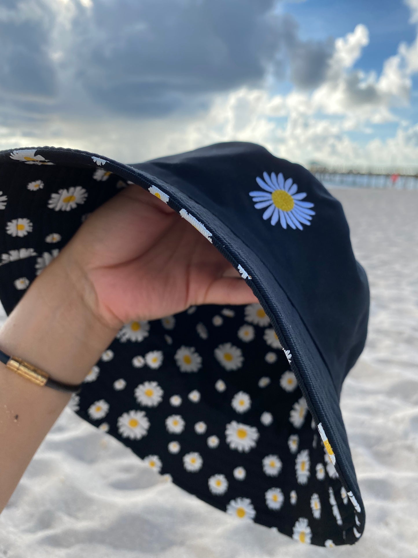 REVERSIBLE DAISY BUCKET HAT